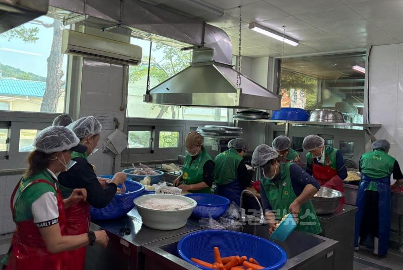 07.09.-3 보도자료(다산면 새마을회 반찬봉사 활동 실시)(3).jpg