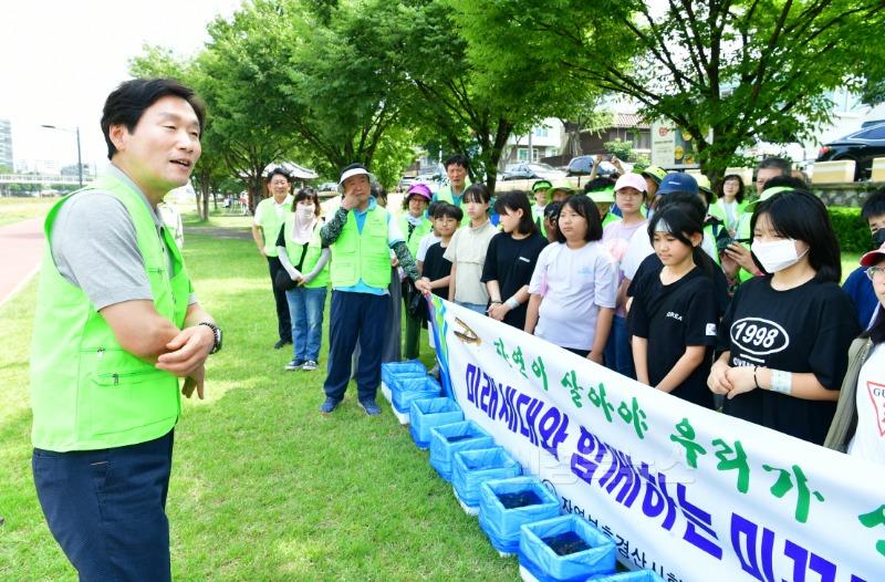 경산시 - 자연보호경산시협의회, 남천에 해충구제 위한 미꾸라지 방류4.JPG