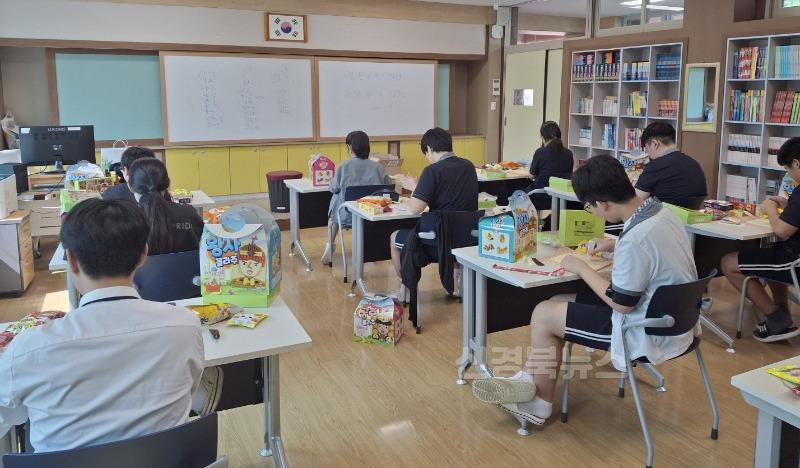 1.경북교육청, 폭염 속 ‘찜통교실’ 해소 위해 냉방비 대폭 추가 지원!(학교당 평균 5천만 원, 총 465억 원 규모...학생 건강과 학습권 보호에 집중)(학습에 매진하고 있는 영천 영안중학교 학생들)_02.jpg