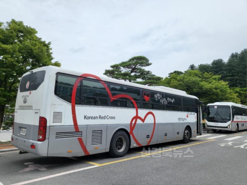 영주-3-1 영주시는 10일, 시청 전정에서 _사랑의 헌혈운동_을 진행한다(헌혈버스 사진).jpg