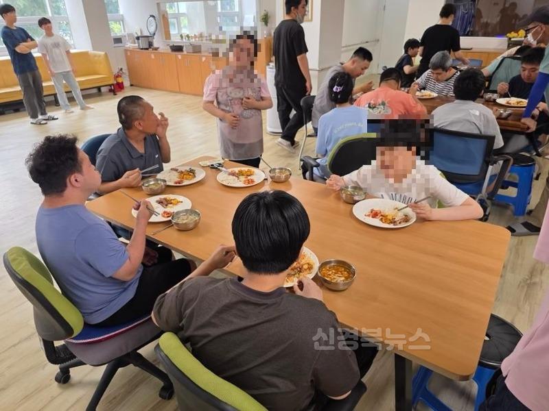 경산시 - 경산여성새로일하기센터, 2025년 직업교육훈련 수료식 개최(마스터 단체급식 재능기부사진).jpg