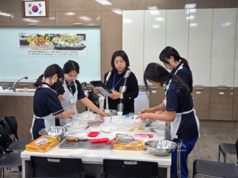 [포항항도중] 달콤한 성취! 홈베이킹 자격증 취득 사진 (1).jpg