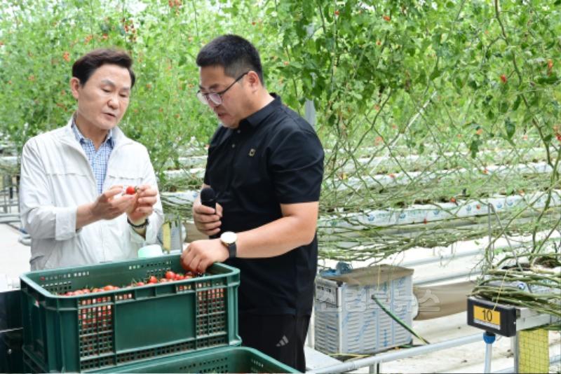 스마트팜 작업자 추종 운반로봇 시범 보급사업 평가회 개최! (3).jpg