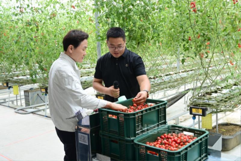 스마트팜 작업자 추종 운반로봇 시범 보급사업 평가회 개최! (2).jpg