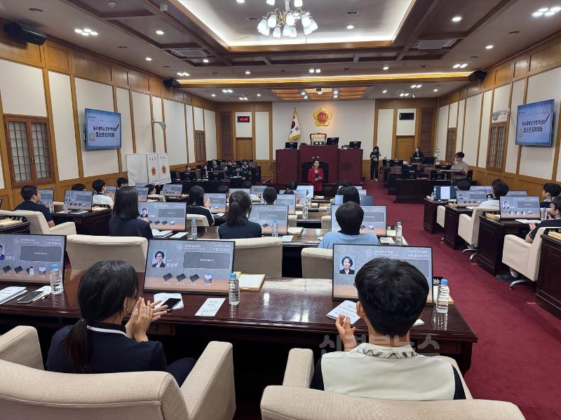 5. 대구동부교육지원청, 중학교 연합학생회 자치이음캠프 개최-1(시의회체험).jpg