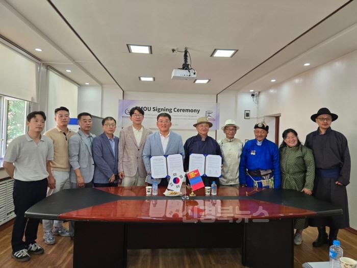 [크기변환](재)예천문화관광재단, 몽골자연문화유산보호재단과 활쏘기 문화 및 UNESCO 인류무형문화유산 공동등재를 위한 MOU 체결 (2).jpg