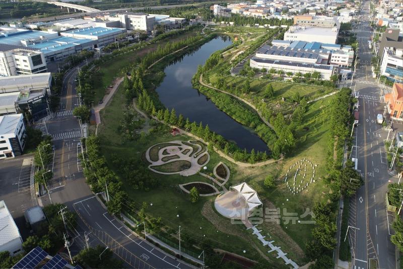 2025년 07월 13일_세천늪테마정원 사진 2(2025년 7월 6일, 세천늪테마정원 전경. 정원 주변으로 노상 주차장이 조성돼 접근성이 한층 높아졌다.).JPG