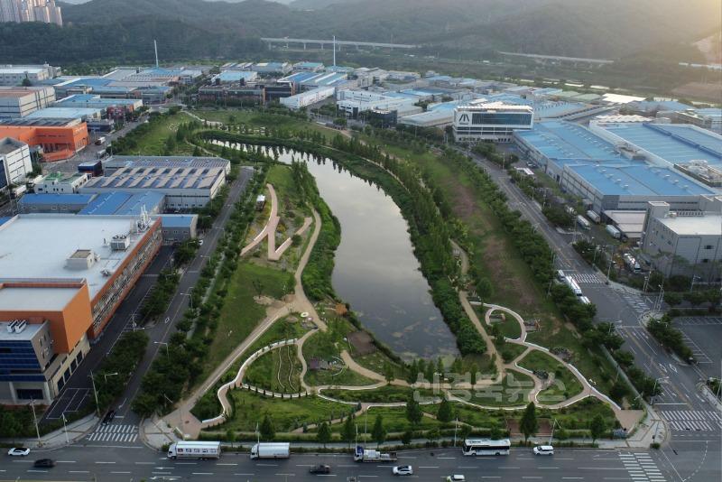 2025년 07월 13일_세천늪테마정원 사진 3(2025년 7월 6일, 세천늪테마정원 전경. 수변을 따라 조성된 산책로와 테마 정원이 정비를 마치고 쾌적한 휴식 공간으로 탈바꿈했다.).JPG