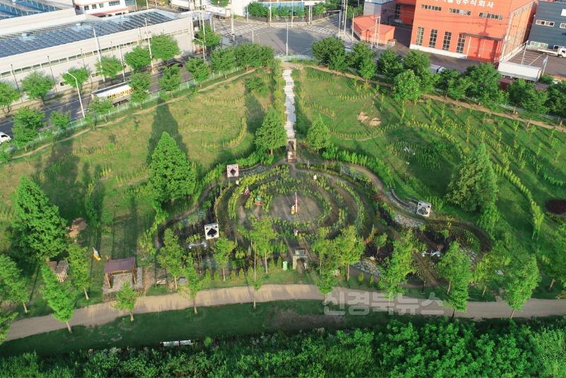 2025년 07월 13일_세천늪테마정원 사진 6(세천늪테마정원 내 조성된 '이상한 나라의 미로공원').jpg