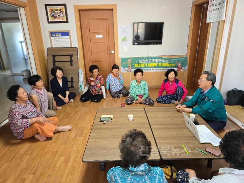 1-2 사진(영양군수, 폭염 대응 위한 무더위쉼터 및 산불피해지역 임시조립주택 현장점검 실시).jpg