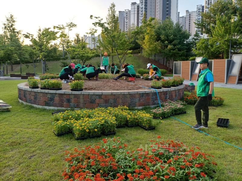 율곡동 안산공원을 새롭게 꽃단장-율곡동(사진2).jpg