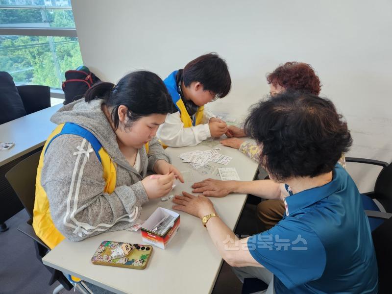 4. 대구서부교육지원청 초록봉사단, 내당노인복지관에서 재능나눔 봉사활동 실시-3.jpg