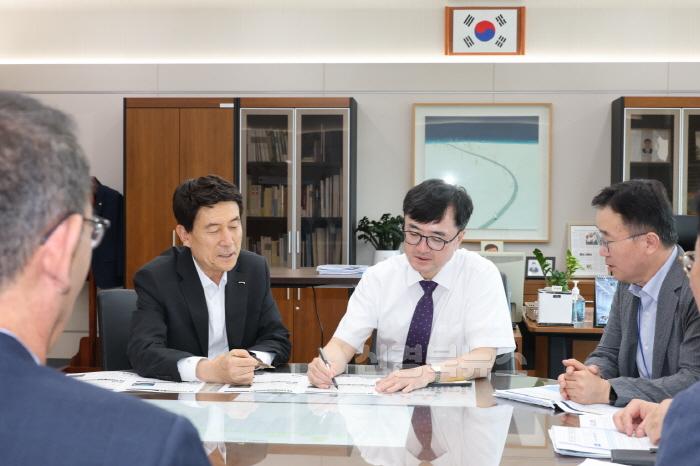 [크기변환]250714 이강덕 시장, 기재부 방문 ‘임기 마지막까지’ 국비 확보 총력 대응1(제2차관).jpg