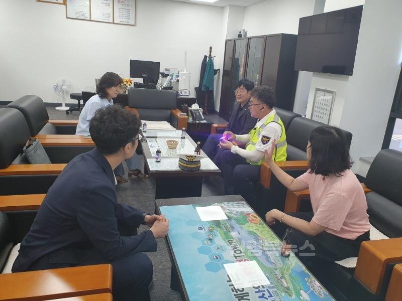 경산시 - 경산시, 재활용품 수집 노인·장애인 대상 안전교육 및 LED안전표시등 배부 (전달사진2).jpg