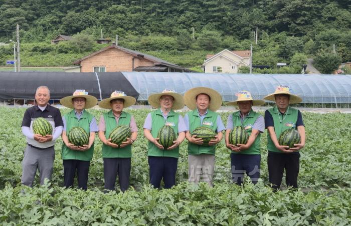 [크기변환]1._봉화_재산지구_참여농가_-_관계자_기념촬영(오른쪽_3번째_봉화군수__4번째_김주령_도_농축산유통국장__5번째_박창욱도의원)2.jpg