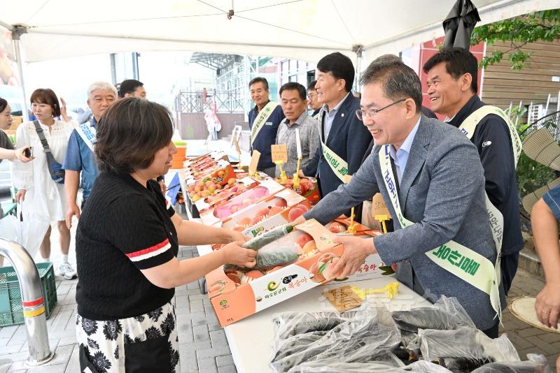 250715_1_고속도로군위휴게서 으뜸농산물판매부스개장_농업기술센터(2).jpg