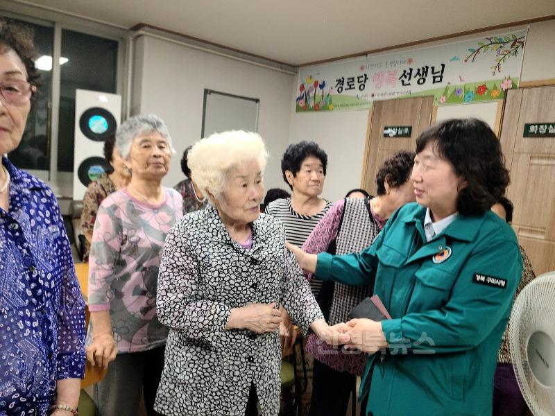 [복지정책과노인일자리시설 방문(오른쪽 황은채 사회복지국장).jpg