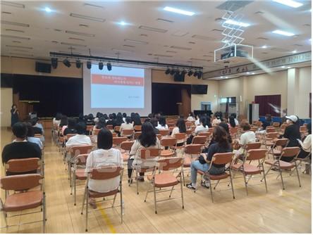 2.경북교육청, 학부모 역량 강화를 위한 ‘3대 핵심 교육 사업’ 본격 추진( ‘찾아가는 학부모 교실’, ‘리더 교육’, ‘행복한 아버지 학교’로 공교육 신뢰 제고)(단위학교 찾아가는 학부모교실 모습)_01.jpg