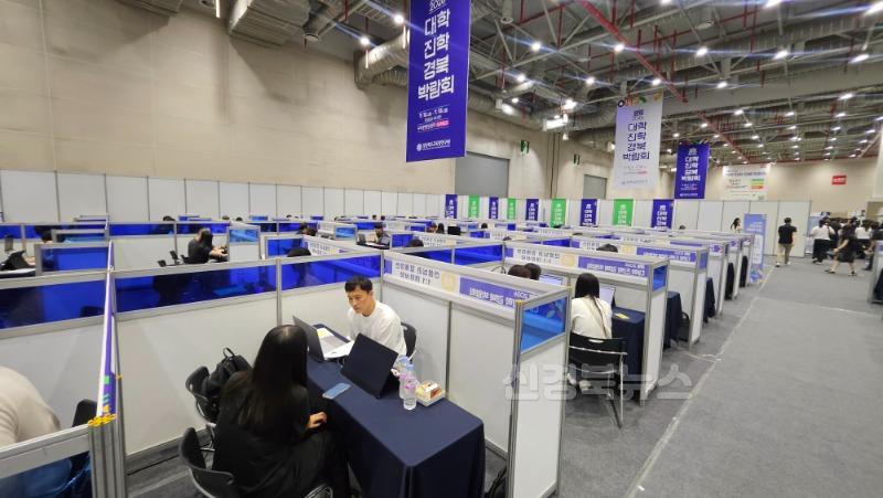 3.경북교육청, ‘2026학년도 대학 진학 경북박람회’ 성황리에 마무리!(13,500여 명 참여...맞춤형 상담_특강으로 수험생에게 실질적 진학 정보 제공)_03.jpg