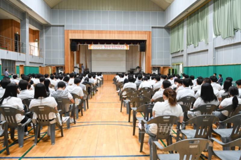 영주-2-3 한국자유총연맹영주시지회에서 한국철도고등학교 학생들을 대상으로 민주시민교육을 진행하고 있다.jpg