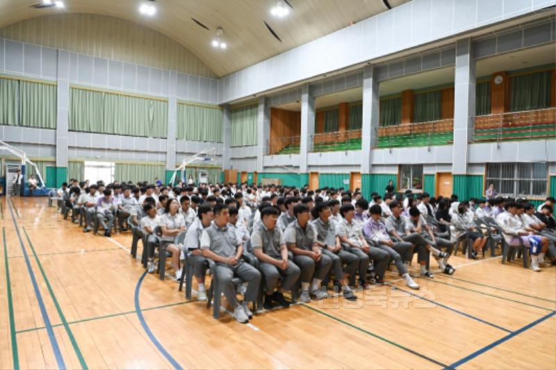 영주-2-5 한국자유총연맹영주시지회에서 한국철도고등학교 학생들을 대상으로 민주시민교육을 진행하고 있다.jpg