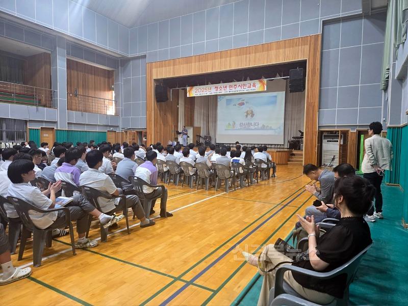 영주-2-1 한국자유총연맹영주시지회에서 한국철도고등학교 학생들을 대상으로 민주시민교육을 진행하고 있다.jpg