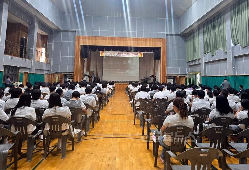 영주-2-2 한국자유총연맹영주시지회에서 한국철도고등학교 학생들을 대상으로 민주시민교육을 진행하고 있다.jpg