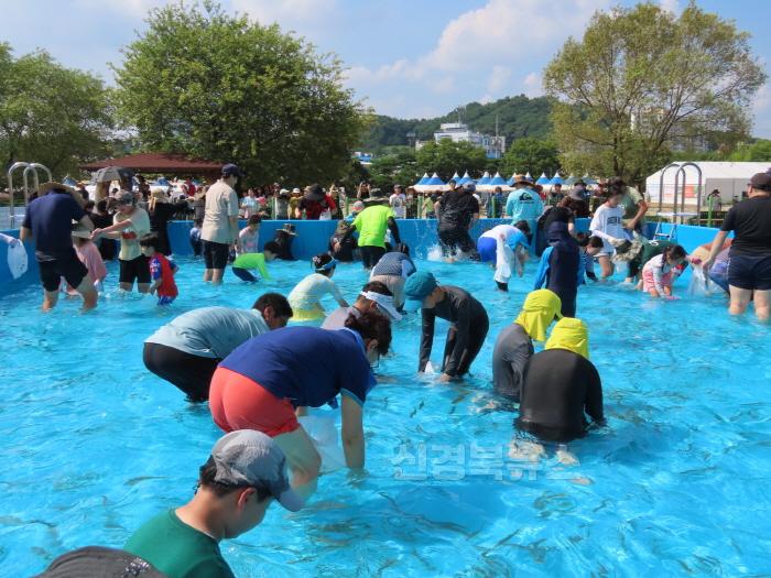 [크기변환]5. 맨손잡이에 열중한 관광객.JPG