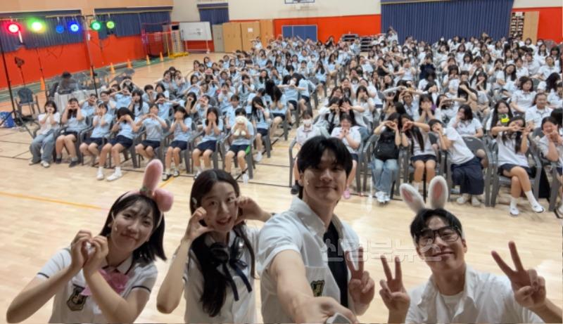 김천여중 찾아오는 연극 공연 사진1.jpg