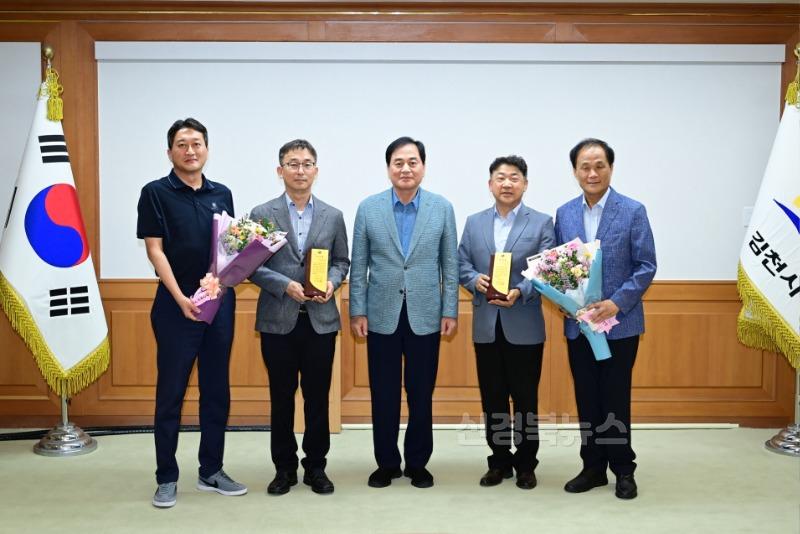 ‘2025년 경상북도 성실납세자’ 표창패 전달-세정과(사진).jpg