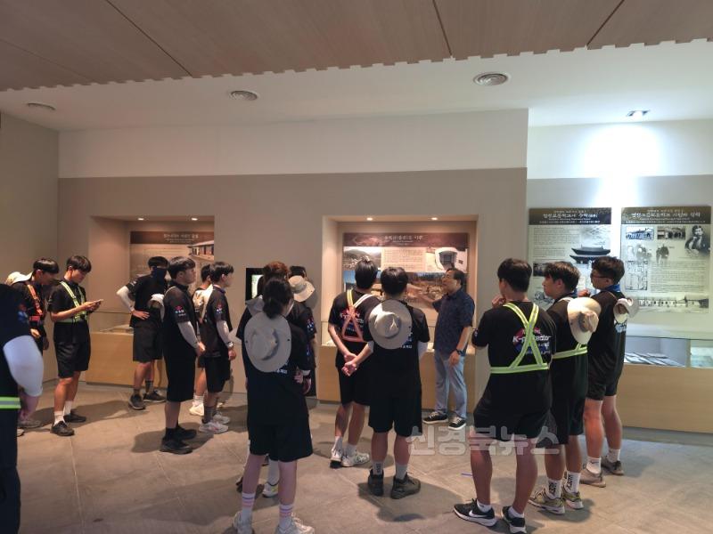 2. 전시관 관람 전경 사진.jpg