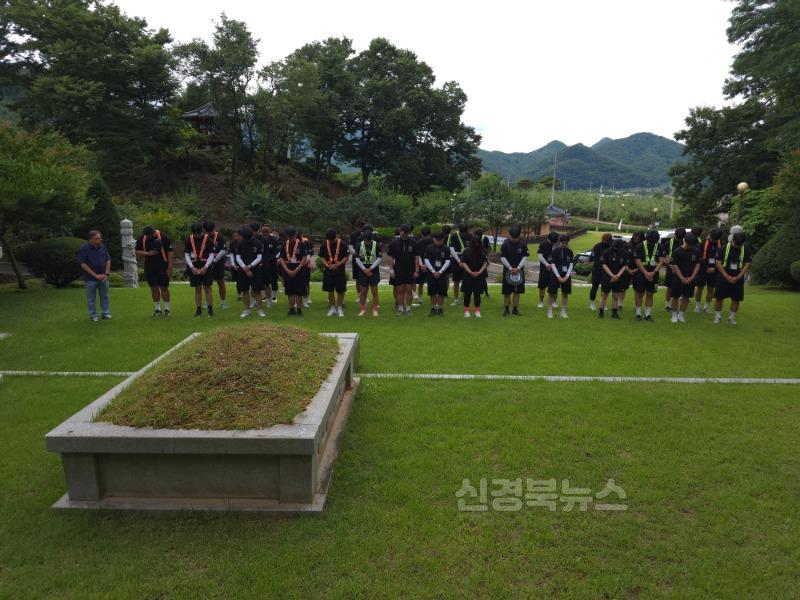 3. 가네코 후미코 묘소 참배 사진.jpg
