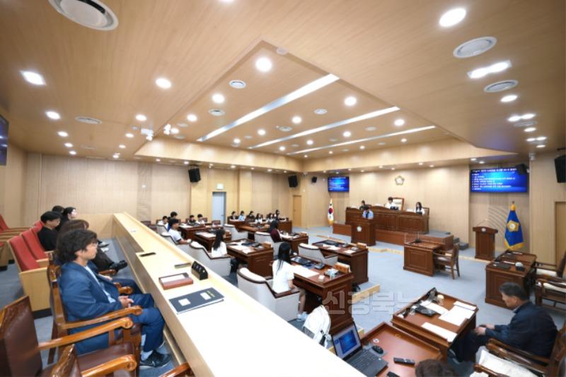 250716보도자료(청송군의회, 제7차 '어린이 및 청소년 대상 모의의정 프로그램' 실시) (2).jpg