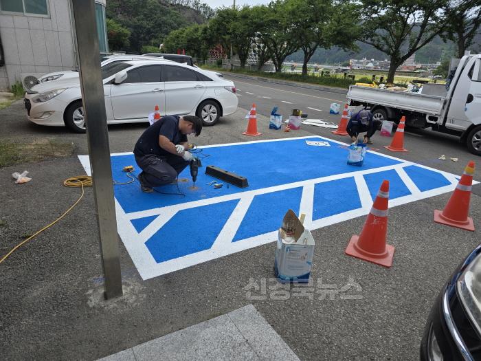 [크기변환]청송군지회 보도자료 (두올편의시설 (사)경북지체장애인협회 청송군지회 사무실 앞 장애인 전용주차구역 설치 무상 지원) (2).jpg