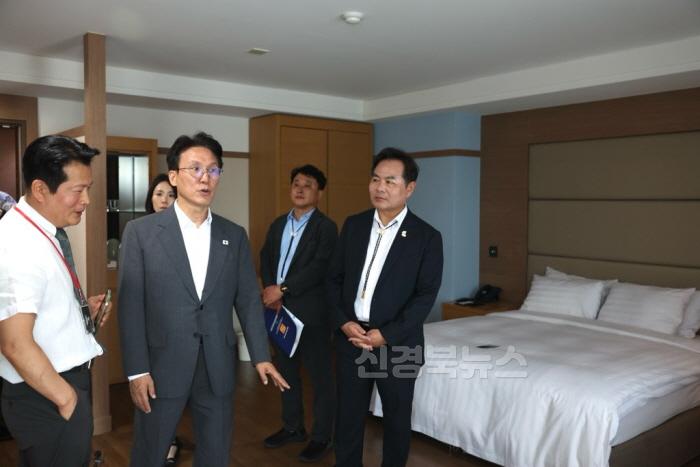 [크기변환]3._김민석_총리_APEC정상회의_숙박시설_특별점검2.jpg