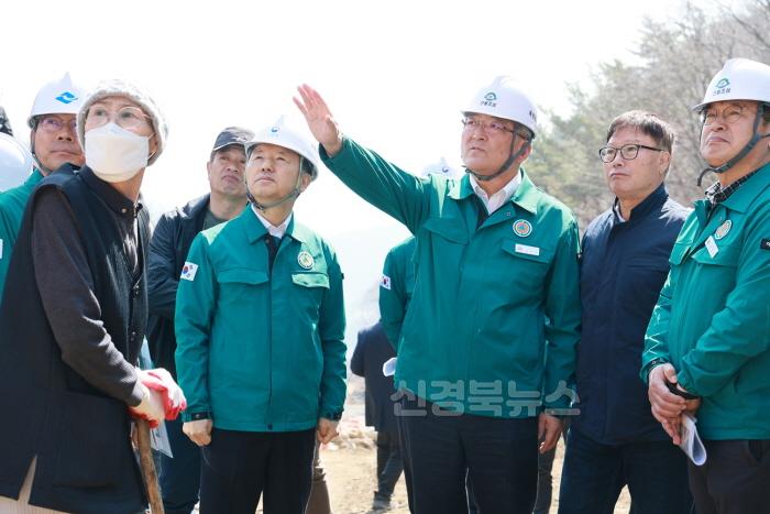 [크기변환]'경영자 김학동'이 바꾸는 예천군(민선8기 3주년 기획보도)산사태피해지복구현장점검.JPG
