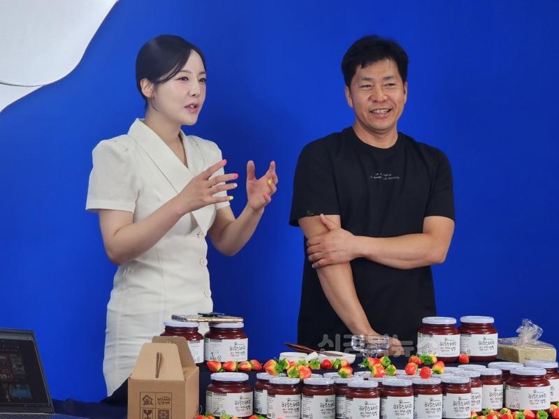 07.17.(목)-5 보도자료(안림딸기농원 라이브커머서 첫 도전)(4).jpg