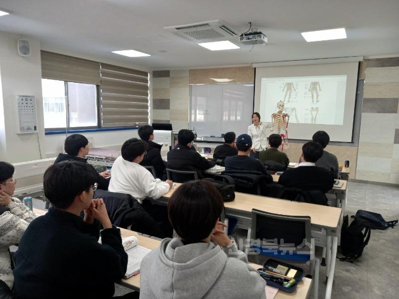 1.경북교육청, 고교학점제 ‘학교 밖 교육’ 확대 운영에 나서(지역 연계 교육과정 체제 구축으로 학생 과목 선택권 보장)(영주제일고등학교 학생들이 동양대학교(영주)에서 학교밖수업에 참여하고 있다)_01.jpg