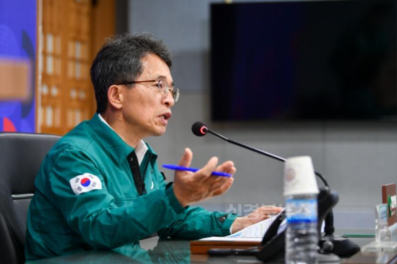 영주-1-3 유정근 영주시장 권한대행이 상황판단회의에서 발언하고 있다.jpg