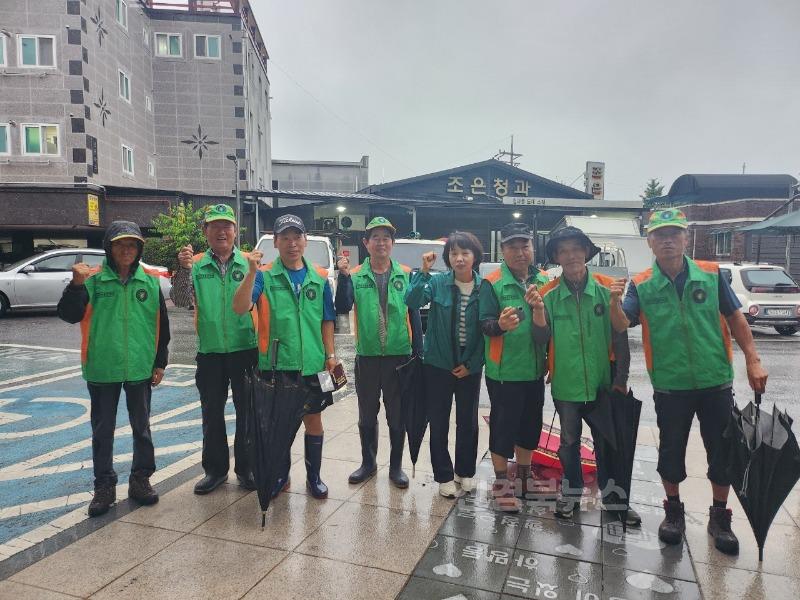 영주-8-1 하망동은 집중호우에 대비해 마을 전역 대상으로 예찰활동을 실시했다(마을순찰대와 박미선 하망동장 단체사진).jpg
