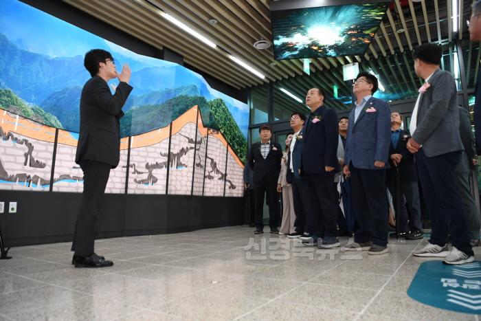 [크기변환](추가-6)돌리네습지 탐방센터 시설관람.jpg