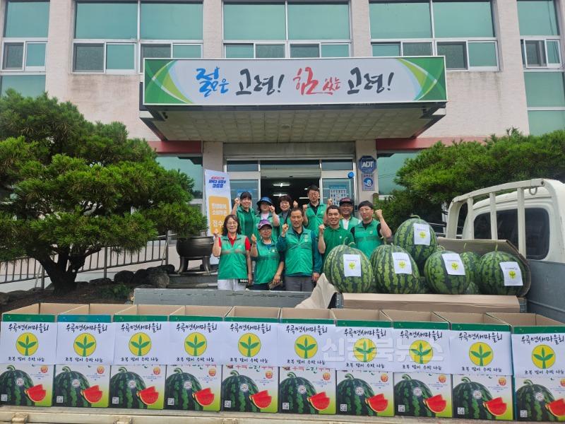 07.18.(금)-8 보도자료(우곡면새마을지도자협의회 초복맞이 수박 나눔)(2).JPG