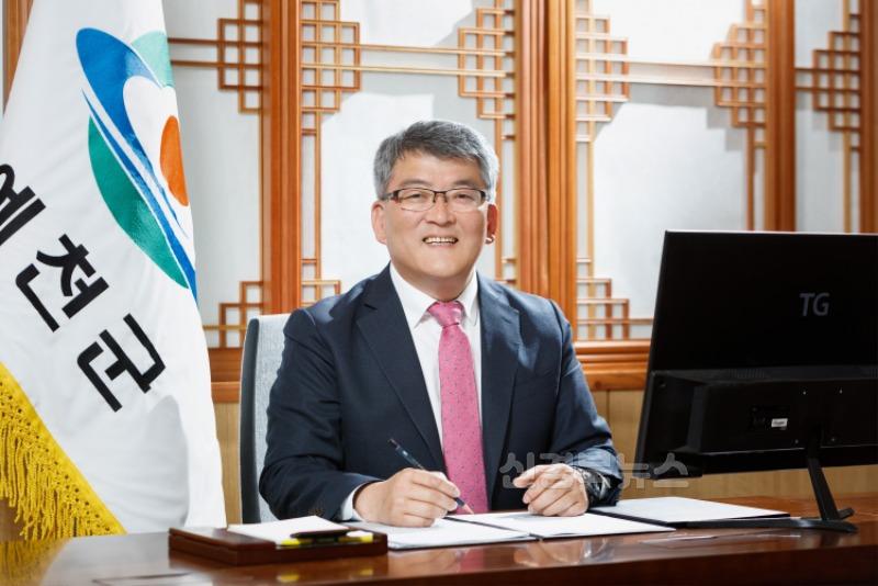 예천군 스포츠마케팅으로 지역경제 꽃피운다-군수님 프로필.jpg