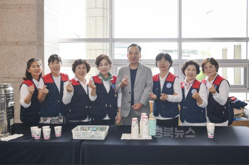 1-2. 자유총연맹 문경시지회, 심포지엄 다과 봉사.jpg