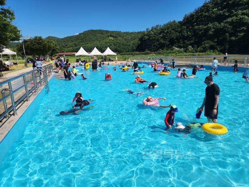 ★[사진] 올 여름방학은 영천시 어린이 물놀이장에서! (2) 임고강변공원.jpeg