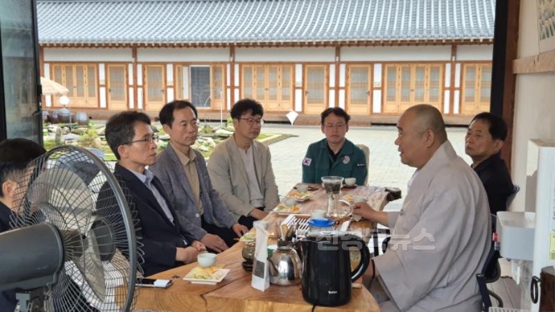 영주-1-2 유정근 영주시장 권한대행은 장수발효체험마을을 방문해 관광 활성화 방안을 모색했다.jpg