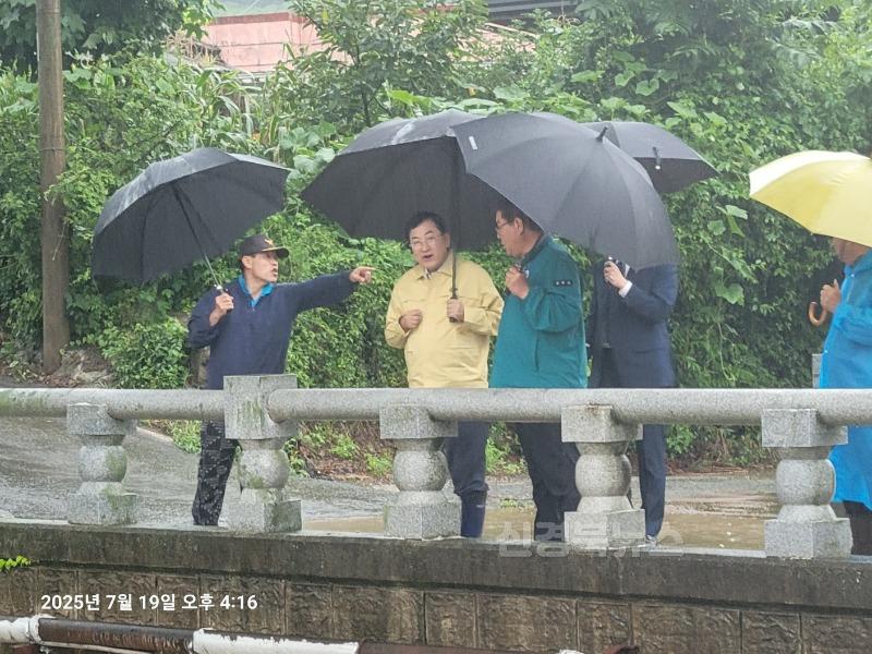 보도자료_경주시 집중호우 속 침수 도로 신속 복구_01.jpg