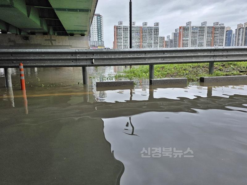 보도자료_경주시 집중호우 속 침수 도로 신속 복구_03.jpg
