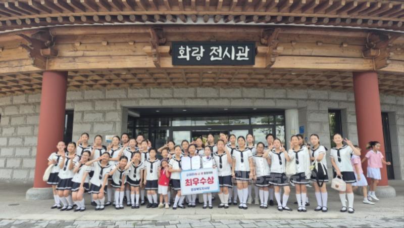 5-2. 경주시청소년합창단이 대한민국하나로 합창대회에서 최우수상을 수상하고 화랑마을전시관 앞에서 기념촬영을 하고 있다.jpg