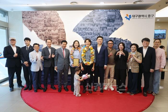 [크기변환]인구의 날 연계 인구10만 달성 기념행사 (단체사진) (1).JPG